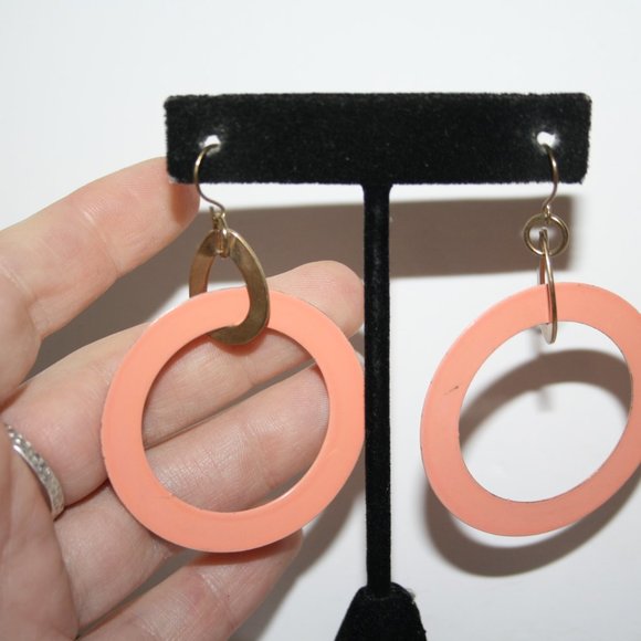 Beautiful peach and gold dangle earrings 2.5" - Picture 2 of 4